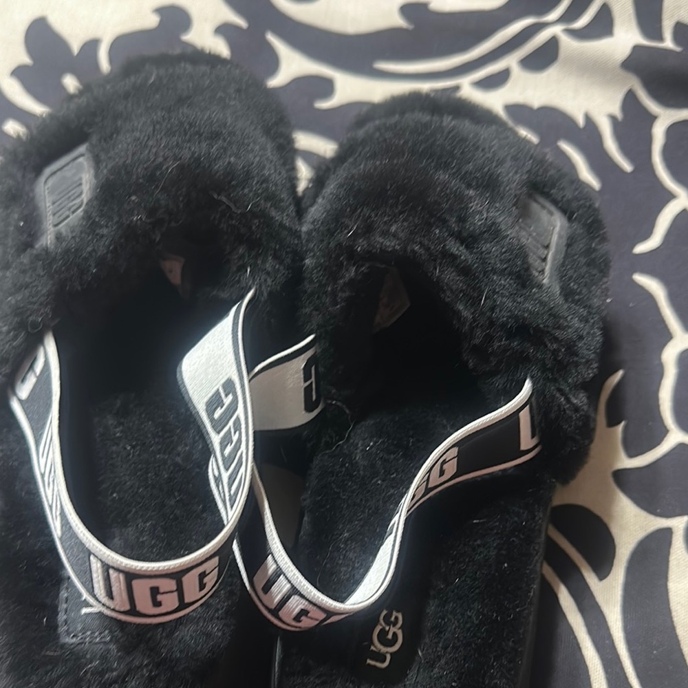 NWOT..UGG Women's Black Platform Fluffy Slide Sandals